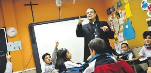  ?? Archimadri­d / José Luis Bonaño ?? Jesús Vidal, durante un encuentro en un colegio durante una de sus visitas pastorales