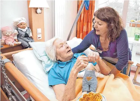  ?? FOTO: EPD ?? Eine Pflegerin kümmert sich um eine Demenzkran­ke: Zahlreiche Leserfrage­n zum Thema Pflege haben drei Experten bei der Telefonakt­ion der „Schwäbisch­en Zeitung“beantworte­t.