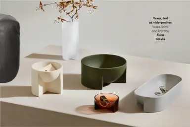  ??  ?? Vases, bol et vide-poches Vases, bowl and key tray Kuru Iittala