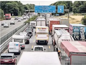  ?? FOTO: ?? Ein fast alltäglich­es Bild: Stau auf der A 3 in Höhe der Ausfahrt Leverkusen-Zentrum. Eine dynamische Verkehrsst­euerung könnte helfen, sind Wissenscha­ftler überzeugt.