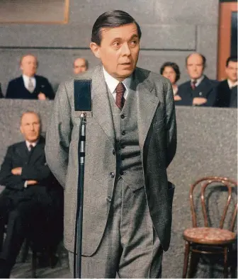  ?? FOTO PRESSDATA ?? Člověk proti zkáze (1989). Josef Abrhám ve filmu Štěpána Skalského o posledních letech Karla Čapka.
