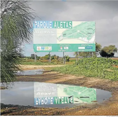  ?? JULIO GONZÁLEZ ?? El proyecto de Las Aletas no ha pasado de un cartel anunciando obras nunca ejecutadas.