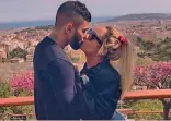  ??  ?? Il bacio tra Gabigol e la sorella di Neymar