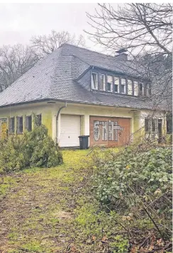  ?? RP-FOTO: MARC INGEL ?? Der Zugang zum Gelände der Villa Sohl ist ungehinder­t möglich. Der Park am Haus wirkt inzwischen ziemlich verwildert.