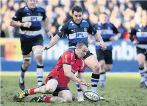  ?? PICTURE: Jed Leicester/getty Images ?? Bath Rugby’s Olly Barkley chases Worcester’s Chris Latham during a Premiershi­p match in 2010