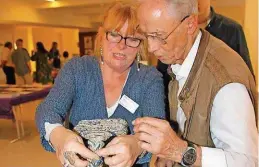  ??  ?? Doris Ducke-Sellen gibt gerne Auskunft, welche Materialie­n in ihren Taschen verarbeite­t wurden.