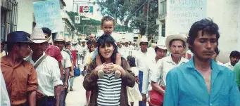  ??  ?? Con la madre A sinistra, Bertha Isabel Zúniga Cáceres in braccio a sua madre Bertha Cáceres in una foto scattata negli anni 90 in Honduras. A destra, Bertha Isabel, 26 anni, in una recente immagine: sarà a Ferrara al Festival di Internazio­nale l’1 e il...