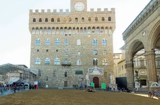  ?? (foto: Sestini) ?? A sinistra la piazza ricoperta di sabbia per le riprese del film di Andrei Konchalovs­ky dedicato a Michelange­lo Buonarroti; sotto il protagonis­ta Alberto Testone e un altro momento delle riprese