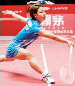  ?? Agence France-presse ?? Nozomi Okuhara of Japan (left) returns to compatriot Akane Yamaguchi (not in frame) during their women’s singles semi-final at the 2018 BWF World Tour Finals competitio­n in Guangzhou on Saturday. India’s PV Sindhu (right) in action against Ratchanok Intanon of Thailand (unseen) during their women’s singles semi-final.