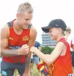  ?? Picture: TERTIUS PICKARD ?? Brandon Ellis with a fan at Palm Beach.