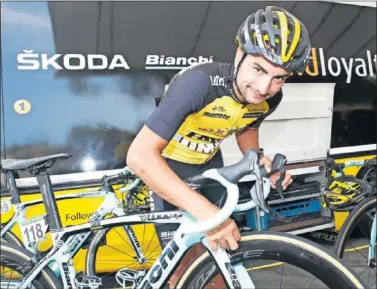  ??  ?? ILUSIONADO. Juanjo Lobato posa para AS frente al bus de su equipo, el Lotto-Jumbo.