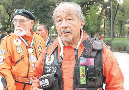  ??  ?? Héctor ElChino Méndez es fundador de la Brigada Internacio­nal de Rescate Tlatelolco Azteca.