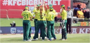  ?? BackpagePi­x ?? NADINE de Klerk of South Africa celebrates with her teammates during their match against Sri Lanka. |