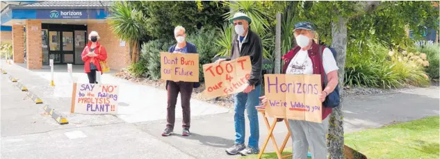  ?? RNZ / Jimmy Ellingham ?? Janet Mace (left), Angela Baker, Ian Ritchie and Rilma Sands were part of a small group of people picketing the Horizons Regional Council office about the proposed waste burning plant near Feilding.