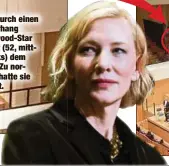  ??  ?? Abgeschirm­t durch einen schwarzen Vorhang lauscht Hollywood-Star Cate Blanchett (52, mittlere Reihe, links) dem Kulti-Konzert. Zu normalen Gästen hatte sie keinen Kontakt.