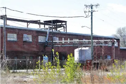  ?? STAFF PHOTOS BY ERIN O. SMITH ?? An oil spill discovered on Maple Street in front of the abandoned Coats American building in Rossville contained polychlori­nated biphenyls, a chemical linked to many health risks, including cancer. Police suspect copper thieves caused the spill.