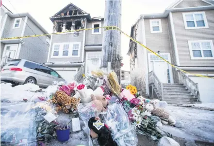  ?? RYAN TAPLIN
THE CHRONICLE HERALD ?? A makeshift vigil was set up in front of the house on Quartz Road in Spryfield where seven children died in the Feb. 19 early-morning fire. •