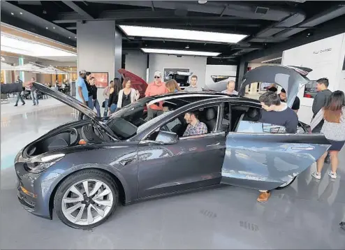  ?? Allen J. Schaben Los Angeles Times ?? MODEL 3 owners are griping about dead batteries, leaking tail lamps, protruding headlights, door rattles, and body panels that don’t line up.