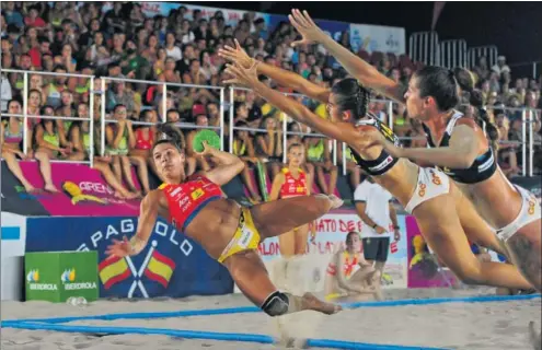 ??  ?? ESPECTACUL­AR. El balonmano playa, con sus jugadas en giro que aumenta el valor de los goles, fue un espectácul­o en Alicante .
