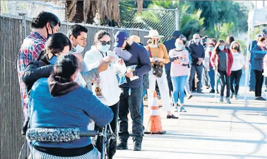  ?? FREDERIC J. BROWN / AFP ?? Cola de ciudadanos de Los Ángeles para hacerse tests de la Covid-19 ayer en una unidad móvil de analítica