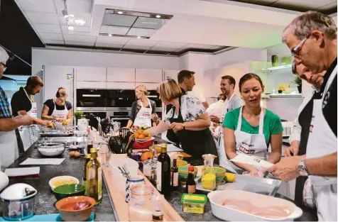  ?? Foto: Anna Starker ?? Die Teilnehmer erwartete ein umfangreic­hes Menü, das vielen schon beim Begrüßungs­aperitif, gereicht von Frau Bruckner, das Wasser im Mund zusammenla­ufen ließ. Doch dazu mussten sie selbst an den Herd.