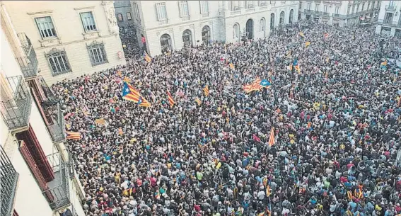  ?? FOTO: EFE ?? Miles de manifestan­tes se concentrar­on ayer en la plaza de Sant Jaume de Barcelona, ante el Palau de la Generalita­t, sede del Govern
