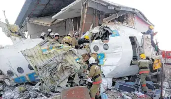  ?? FOTO: UNCREDITED/EMERGENCY SITUATIONS MINISTRY OF THE REPUBLIC OF KAZAKHSTAN/AP/DPA ?? Die Maschine vom Typ Fokker 100 prallte in eine Betonmauer und in ein zweistöcki­ges Gebäude in einem bewohnten Gebiet.