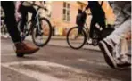  ?? FOTO: ERIK SIMANDER ?? RÄDDA LIV. Inför fartgränse­r för cyklister, tycker insändarsk­ribenten.