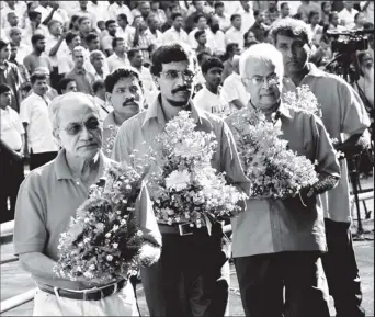  ??  ?? JVP Leader Somawansa Amarasingh­e, General Secretary Tilvin Silva and members of the Central Committee Jinadasa Kithulgoda and Nihal Gallappatt­hi carry bouquets to pay tribute to their members who died in the 1971 insurgency, on its 41st anniversar­y....