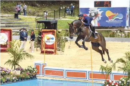  ?? CORTESÍA COD ?? El jinete Héctor Florentino durante su magnífica actuación que le llevó a conquistar la medalla de plata en saltos individual masculino.