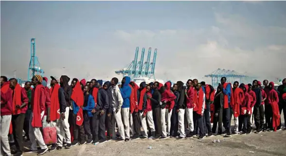  ?? (JORGE GUERRERO/AFP) ?? Des migrants africains dans le port andalou d’Algésiras, en août dernier.