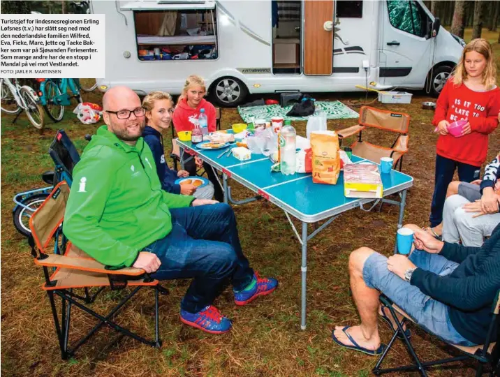  ?? FOTO: JARLE R. MARTINSEN ?? Turistsjef for lindesnesr­egionen Erling Løfsnes (t.v.) har slått seg ned med den nederlands­ke familien Wilfred, Eva, Fieke, Mare, Jette og Taeke Bakker som var på Sjøsanden Feriesente­r. Som mange andre har de en stopp i Mandal på vei mot Vestlandet.