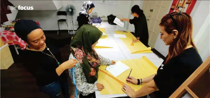  ??  ?? Nik Intan (left) and Nazreen supervisin­g students at the class.