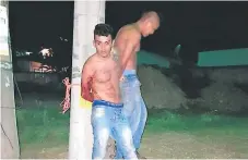  ?? FOTO: EL HERALDO ?? José Antonio Valladares (20) y Elvin Antonio Salinas (21) fueron hallados atados de manos a un poste.