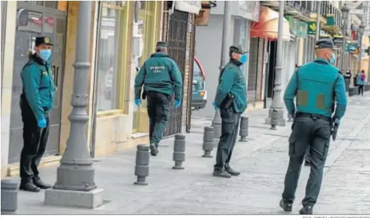  ?? JESÚS JIMÉNEZ / PHOTOGRAPH­ERSSPORTS ?? Agentes de la Guardia Civil realizan labores de vigilancia en los municipios de Granada.