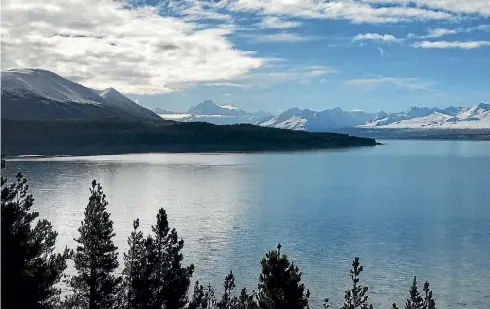  ?? JOHN WILLIAMS ?? The view out over Lake Pukaki.