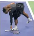  ?? FOTO: AP ?? Serena Williams hebt im Finale ihren zertrümmer­ten Schläger auf.