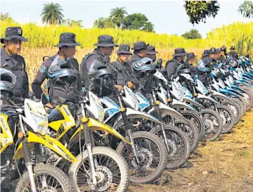  ??  ?? Agentes. Miembros de la Policía Rural son los encargados de brindar seguridad en las actividade­s del sector azucarero.