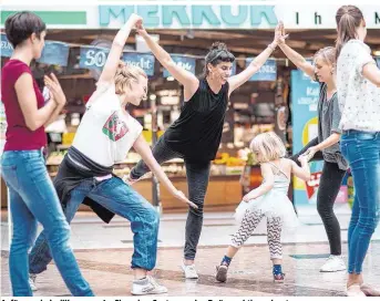  ??  ?? Anfänger sind willkommen: Im Shopping-Center werden Zwänge aktiv verlernt