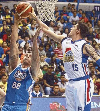  ?? JOVEN CAGANDE ?? Magnolia’s Marc Pingris (right) foils Asi Taulava of NLEX underneath during Game One of their PBA Philippine Cup semifinal clash last Sunday where the veteran Hotshot suffered a knee injury.