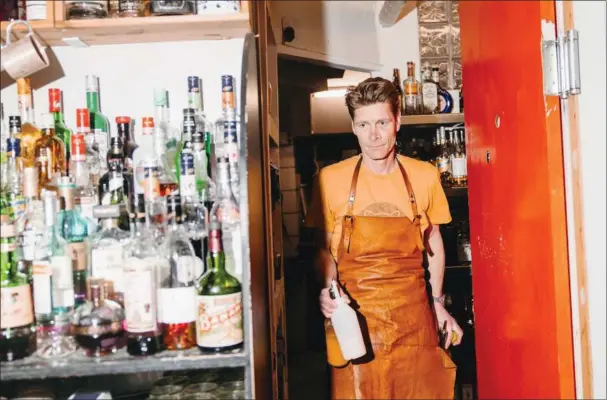  ?? JOACHIM ANDGREN, BARSTART ?? Det er også muligt at bestille mere klassiske cocktails på Barstart. Foto: Emilie Toldam Futtrup
Story is king.