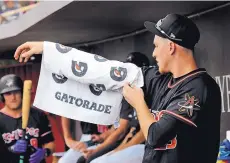  ?? JIM THOMPSO)N/JOURNAL ?? Pitcher Jeff Hoffman wraps his pitching arm between innings of the Isotopes’ home game against San Antonio on Wednesday.