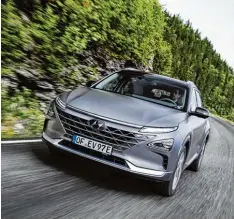  ??  ?? Der mit der Brennstoff­zelle: Mit vollen Wasserstof­ftanks erzielt der Hyundai Nexo rund 600 Kilometer Reichweite.