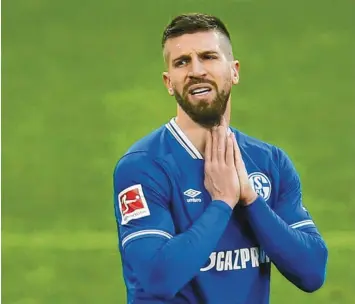  ?? Foto: dpa ?? Nicht nur Matija Nastasic und der Rest der Schalker Mannschaft wird wohl bald Gehaltsein­bußen hinnehmen müssen. Die fehlen‰ den Einnahmen der Vereine werden sich vielerorts bei den Spielern bemerkbar machen.