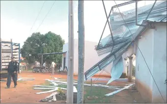  ??  ?? El paso de los vientos por Carapeguá (foto) provocó destrozos. Esta es una de las ciudades en donde más reclamos se registraro­n.