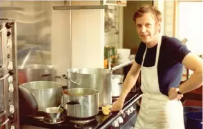  ?? Bild: PRIVAT ?? VID SPISEN. Göran Bengtsson vurmade för den svenska husmanskos­ten, och lagade mat från grunden.