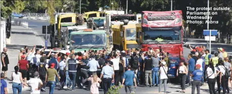  ?? Kıbrıs ?? The protest outside Parliament on Wednesday Photos: