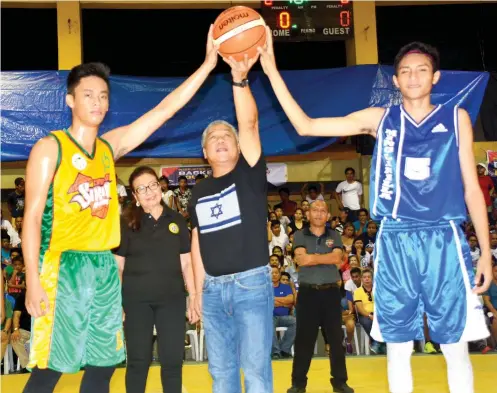 ?? SUNSTAR FOTO / ALLAN CUIZON ?? BIGGER IN 2018. Gov. Hilario Davide III and Vice Gov. Agnes Magpale have thrown their support behind the province-wide basketball tournament that attracted 38 cities and municipali­ties. The governor promised that next year, they will have bigger prizes.