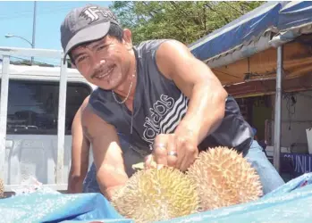  ?? SETH DELOS REYES ?? READY FOR ARAW. Durian fruits are unloaded at Zaldy’s store beside Magsaysay Park as initial harvest has begun. They are hoping that the harvest goes higher during the ARaw ng Dabaw week.