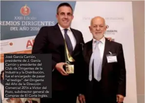  ??  ?? José García C arrión, presidente de J. García C arrión y presidente del
C lub de D irigentes de la Industria y la D istribució­n, fue el encargado de pasar “el testigo” del D irigente del Año de la D irección C omercial 2016 a Víctor del Pozo,...